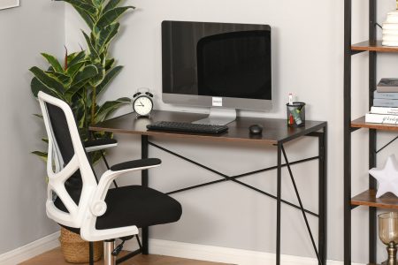 Escritorio de Oficina con Marco Metálico Plegable estilo industrial con mesa de oficina al lado de una estantería y una planta