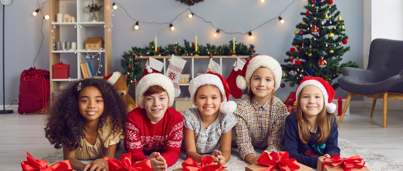 5 niños con un paquete de regalo cada uno en navidad
