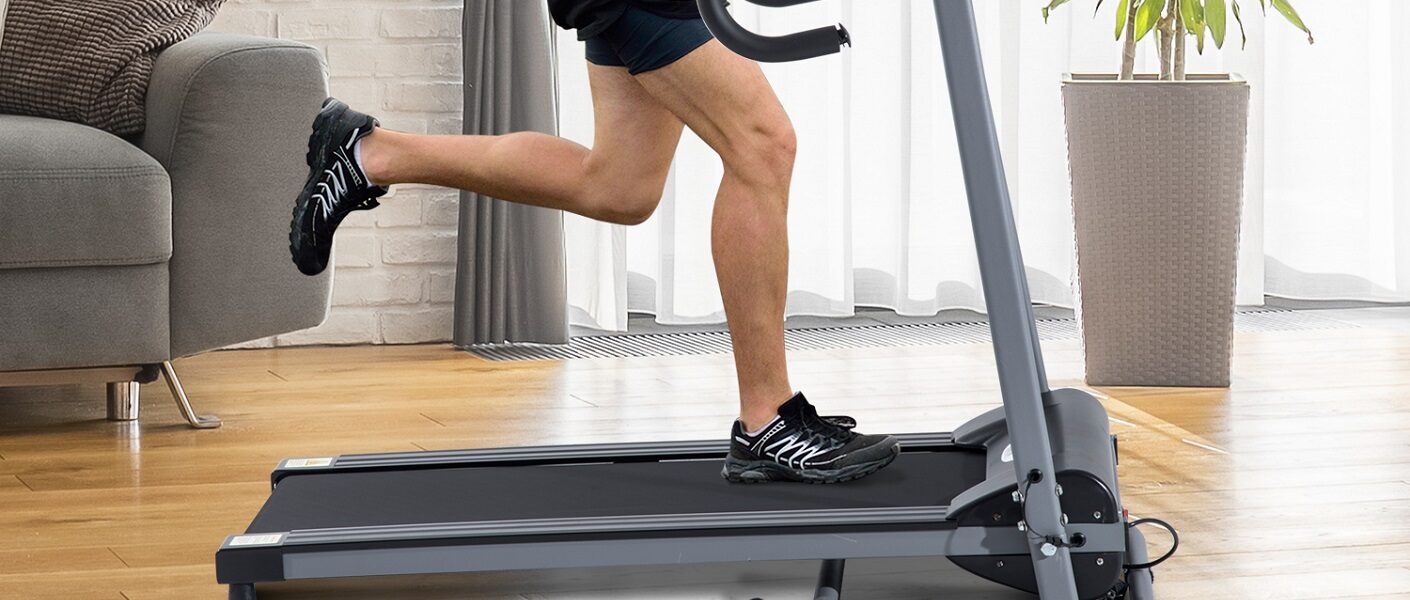 Imagen de loas piernas de un hombre en una cinta de correr