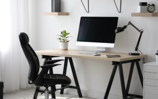 Zona de estudio con escritorio y silla de oficina