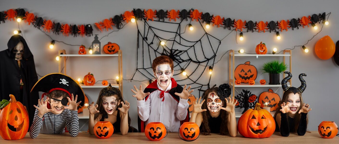 niños disfrazados y maquillados en halloween