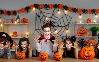 niños disfrazados y maquillados en halloween