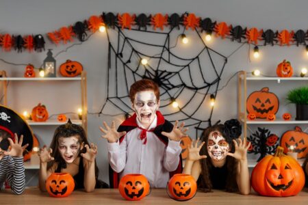 niños disfrazados y maquillados en halloween