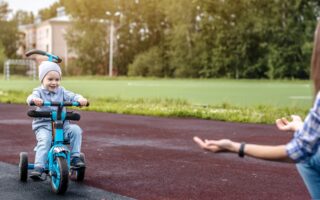 niño con un triciclo infantil evolutivo