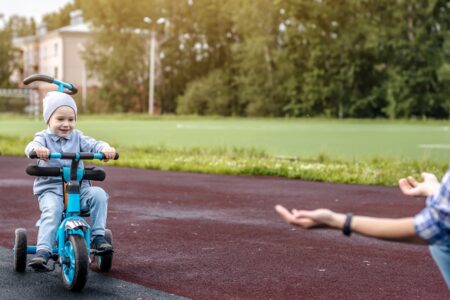 niño con un triciclo infantil evolutivo