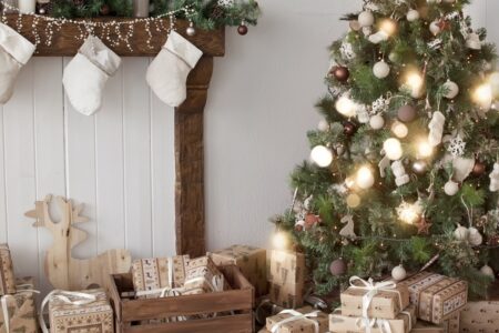 Comedor con árbol de navidad iluminado, chimenea y regalos
