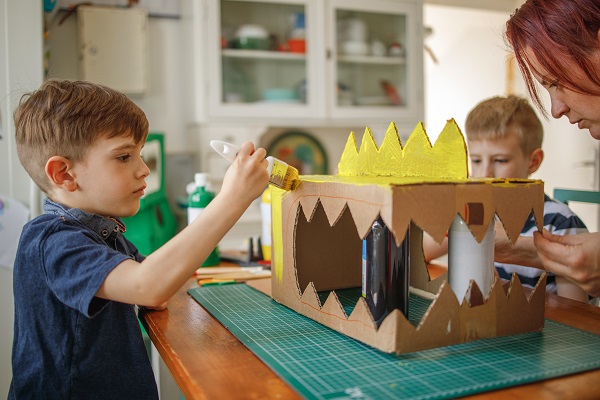 niños haciendo disfraces de dinosaurio