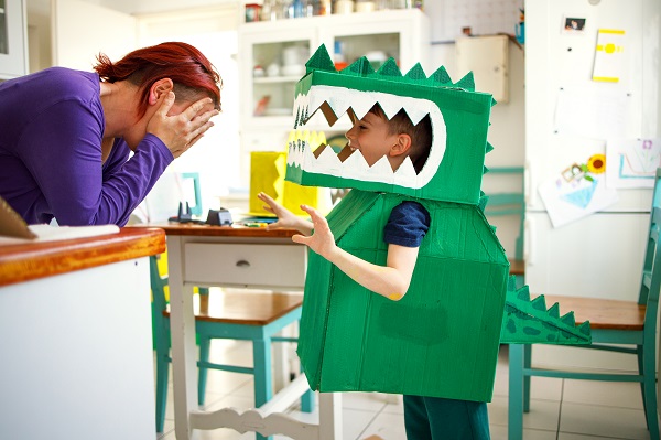 niño de disfrazado de dinosaurio