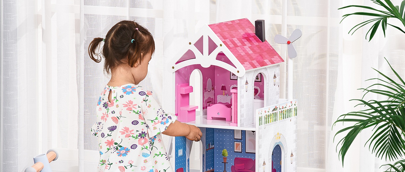 niña jugando en una casita de madera