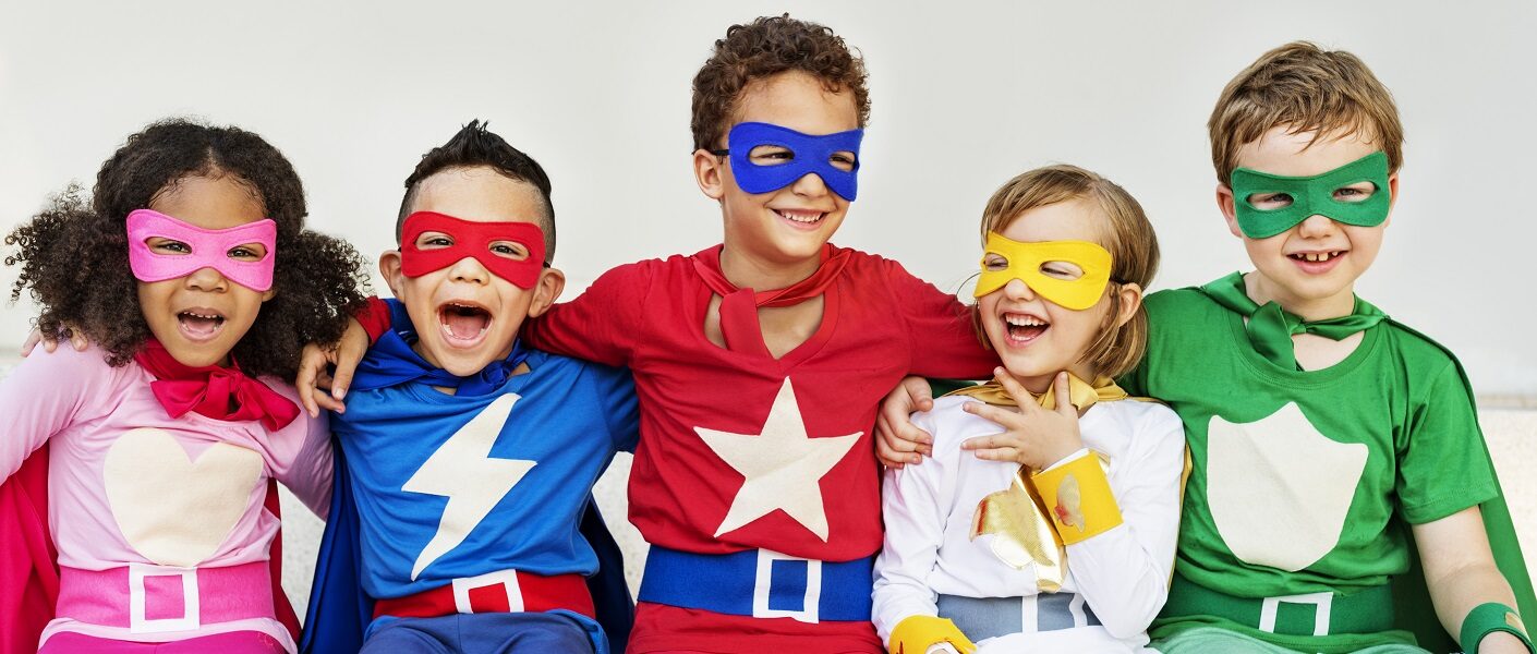 5 niños disfrazados de superhéroes en carnaval