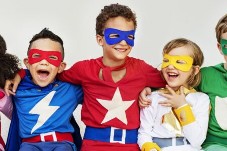5 niños disfrazados de superhéroes en carnaval
