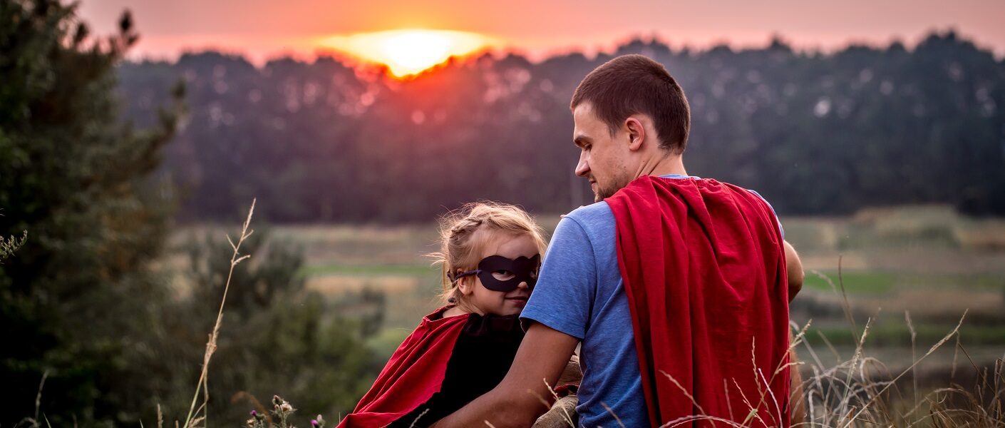 niña con su padre los dos disfrazados de super héroes