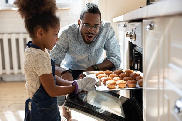 hija y padre cocinando