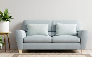 sofá gris con dos cojines