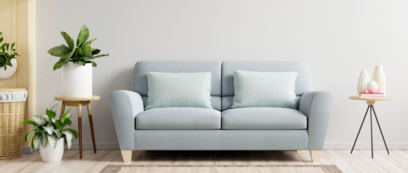 sofá gris con dos cojines