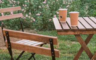 conjunto de mesa y sillas de madera en un jardín