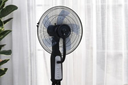 Ventilador de pie en salón