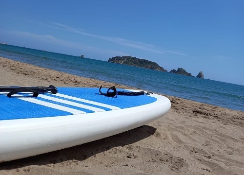 tabla de pádel surf de Aosom.es en la orilla de la playa
