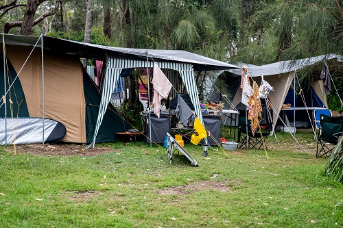 Parcelas de camping con toldos refugio y carpas plegables