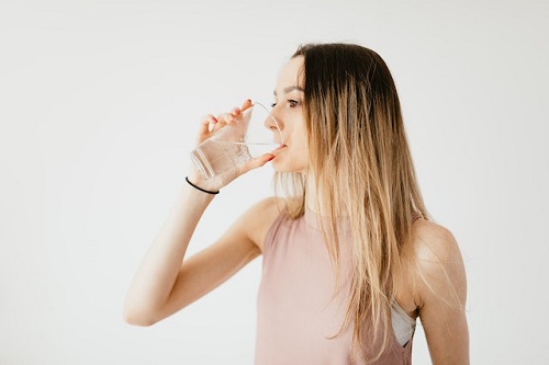 Chica bebiendo agua