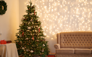 árbol de Navidad en ambiente navideño