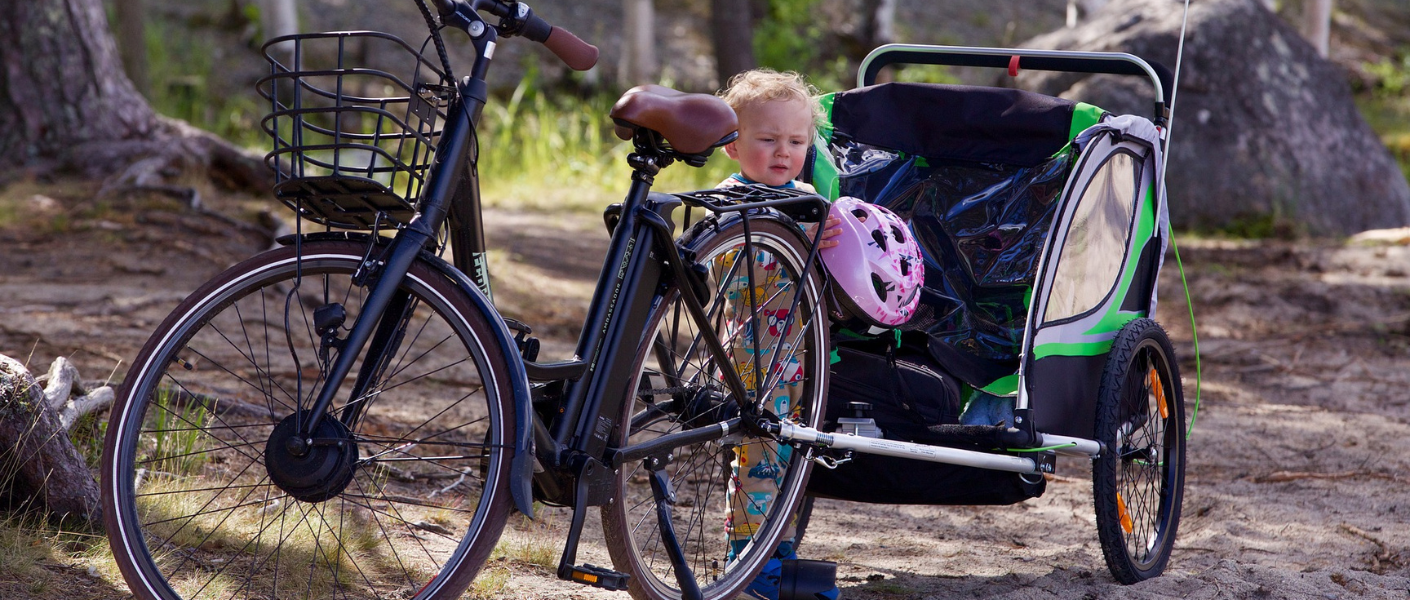 bicicleta con remolque infantil en un bosque