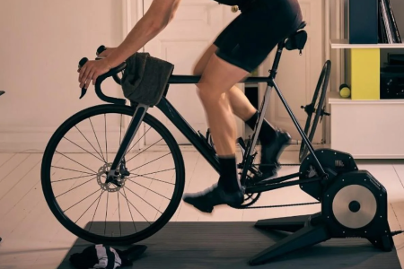 chico utilizando un rodillo de bicicleta en interior