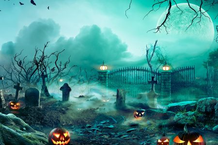 Escena de un cementerio de noche con calabazas de halloween