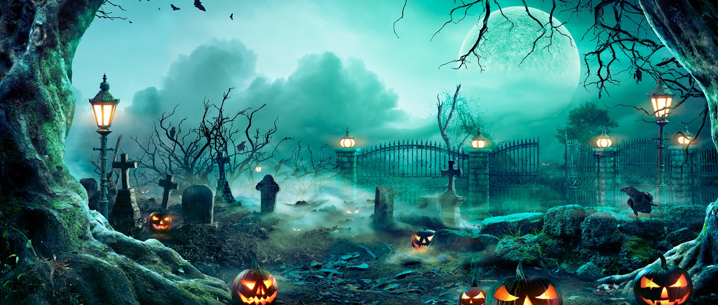 Escena de un cementerio de noche con calabazas de halloween