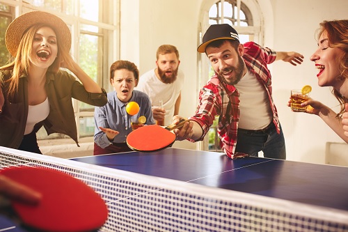 grupo de amigos jugando a ping pong