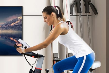 chica haciendo bici estática en casa