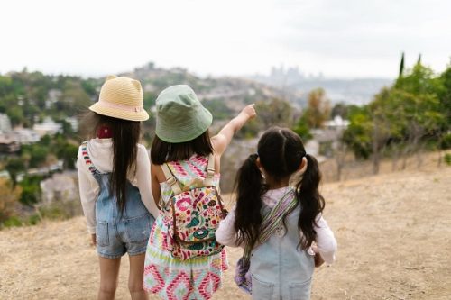 chicas explorando el bosque