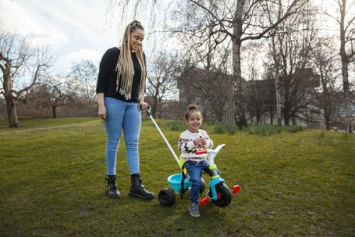 madre paseando a su hija con un triciclo evolutivo