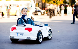 Niño montado en un coche eléctrico infantil