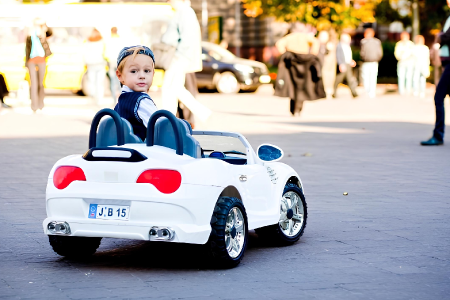 Niño montado en un coche eléctrico infantil