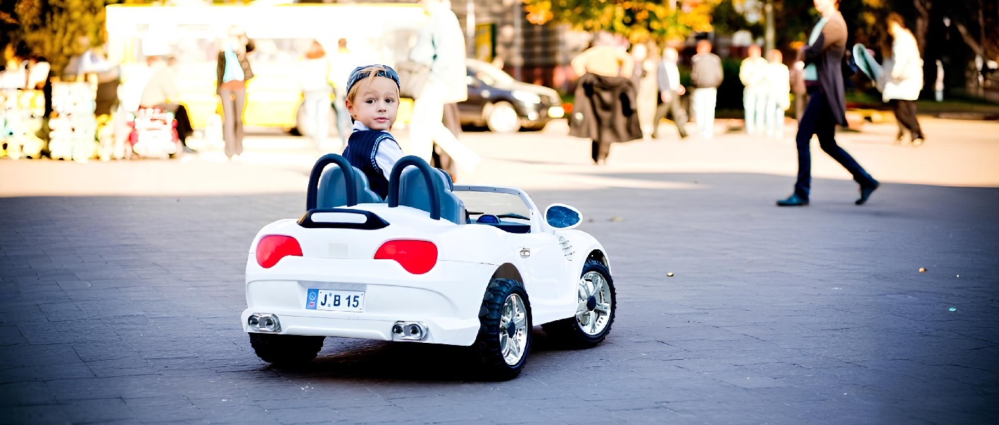 Niño montado en un coche eléctrico infantil