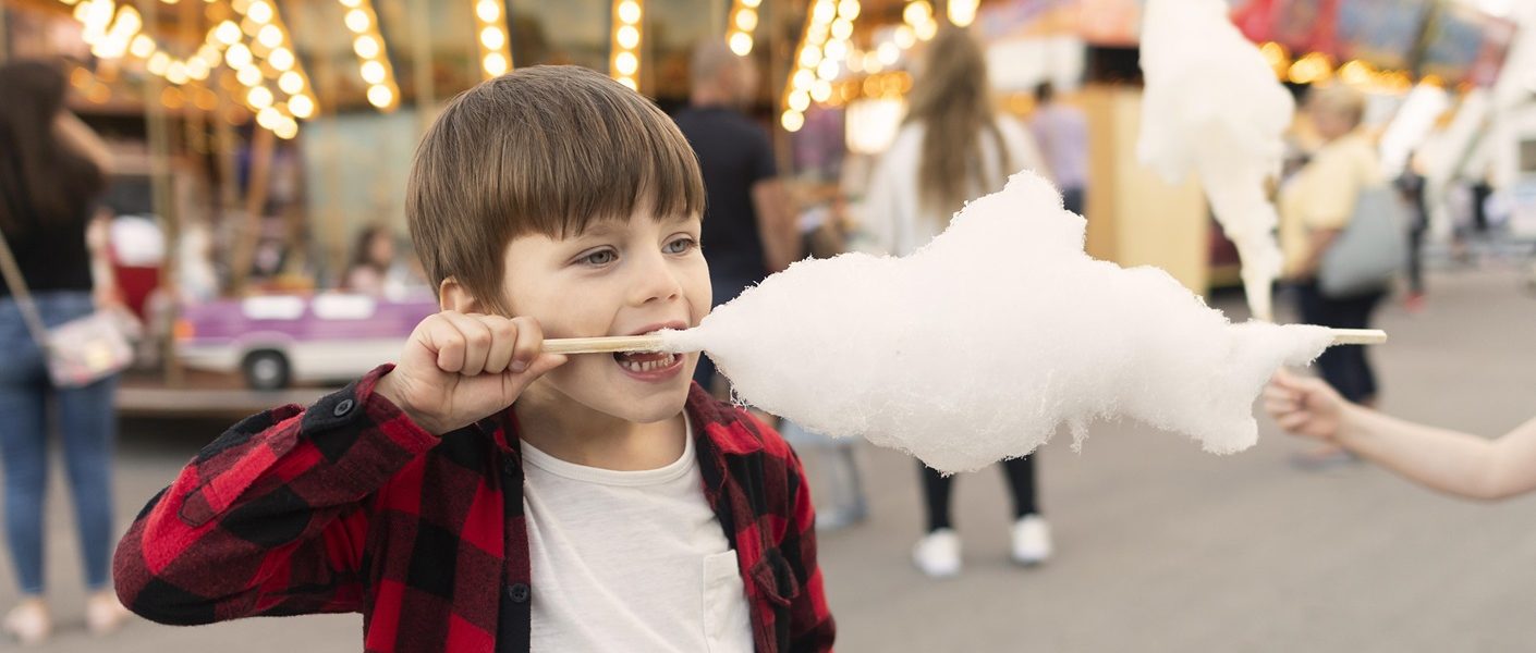 nino-disfrutando-de-algodon-de-azucar