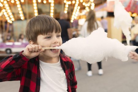 nino-disfrutando-de-algodon-de-azucar