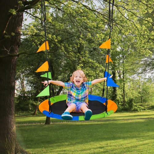 Niño jugando en un columpio al aire libre
