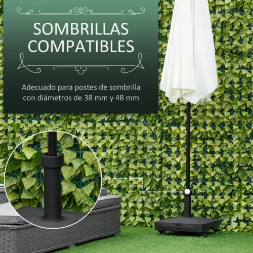 Base negra cuadrada con ruedas junto a sombrilla blanca sobre jardín de hiedra
