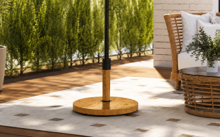 Base redonda estilo madera natural sobre terraza con sofá y mesa de ratán