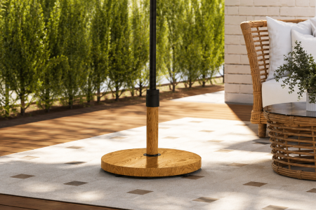 Base redonda estilo madera natural sobre terraza con sofá y mesa de ratán