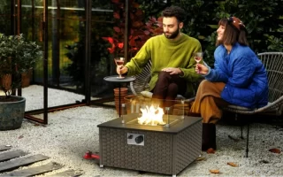 Chimenea de jardín encendida en un patio mientras una pareja conversa