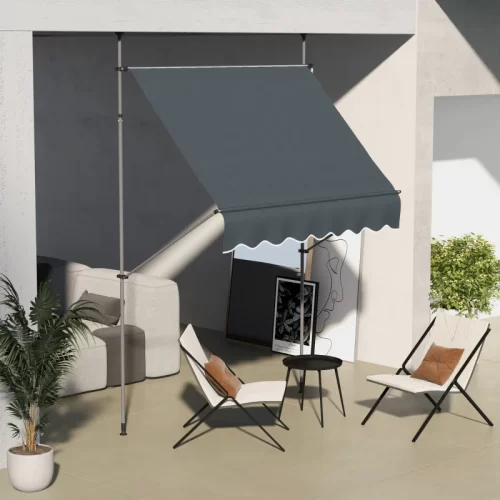 Toldo gris motorizado en una sala de estar.
