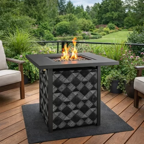 Mesa de fuego de gas sobre una terraza de madera elevada con vistas