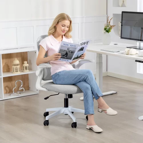 Mujer leyendo junto al escritorio en un modelo de malla gris