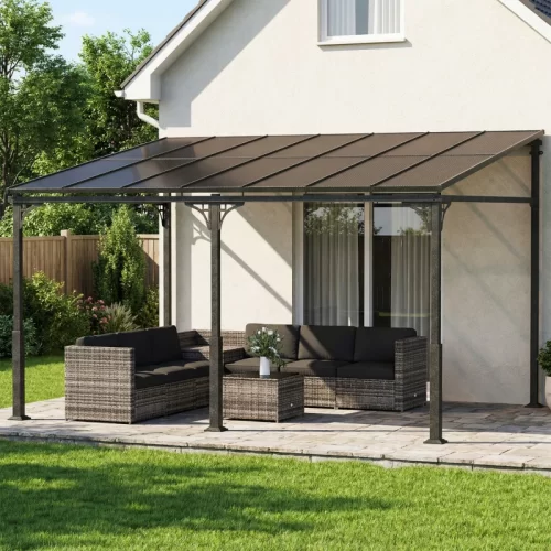 Pérgola adosada a la pared negra sobre una zona de estar.