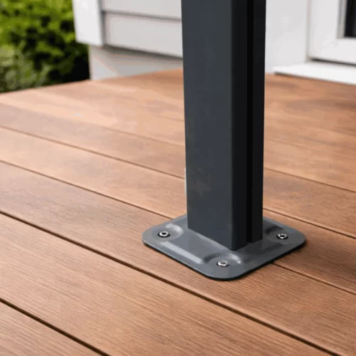 Detalle de poste de aluminio anclado en una terraza