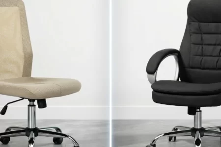 Silla de malla beige y silla de tela negra una junto a otra