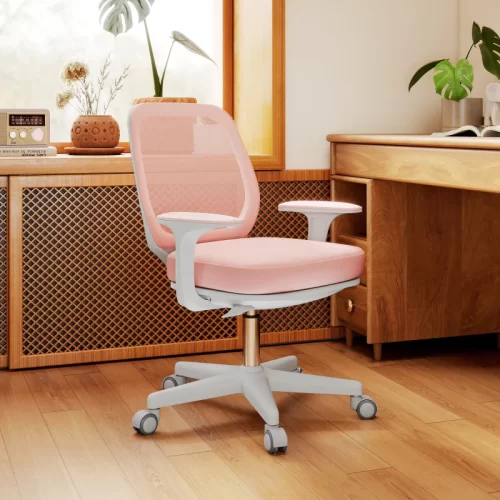 Silla de oficina de malla rosa junto a un escritorio de madera
